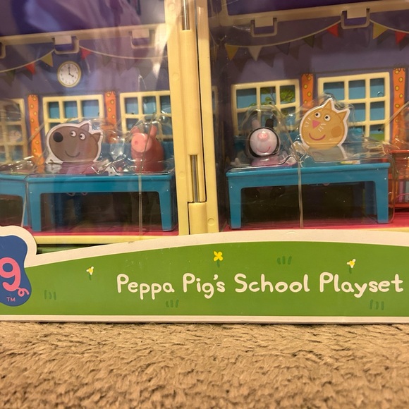 Peppa Pig School Playset & Figures NEW !! - Picture 4 of 9